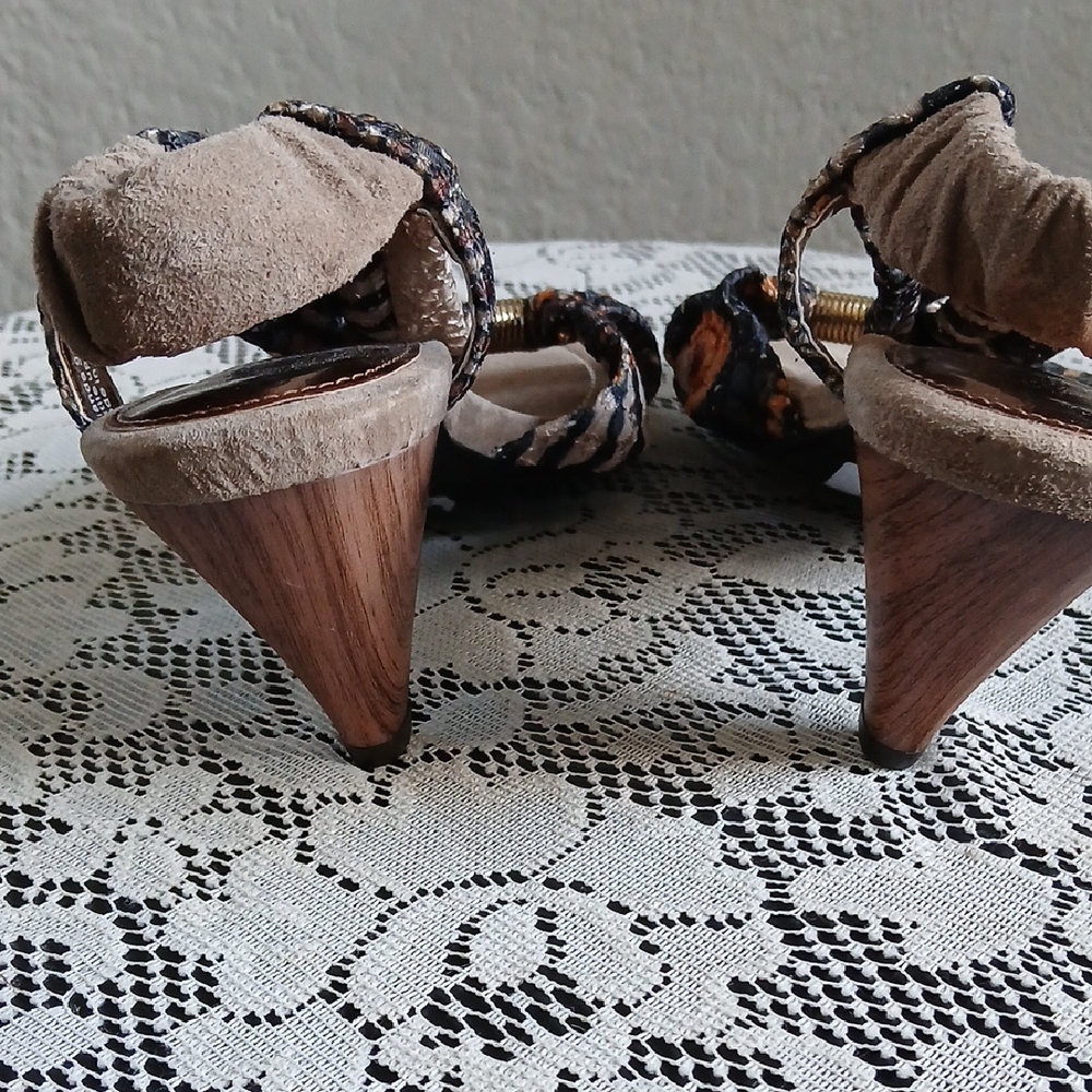 J.Renee Cream and Black Sandals with Elegant Design - Picture 4 of 7